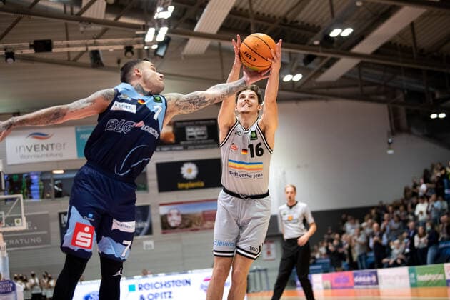 BARMER 2. Basketball Bundesliga ProA Saison 2021 2022 Spieltag 4 am 10.10.2021 Medipolis SC Jena vs Eisbären Bremerhaven v.re. im Kampf um den Ball Moritz Plescher (Jena) gegen Konstantin Konga (Bremerhaven) Sparkassen Arena