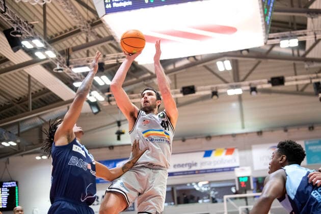 BARMER 2. Basketball Bundesliga ProA Saison 2021 2022 Spieltag 4 am 10.10.2021 Medipolis SC Jena vs Eisbären Bremerhaven Mitte: Alex Herrera (Jena) beim Korbleger gegen links Kevin Yebo (Bremerhaven) Sparkassen Arena