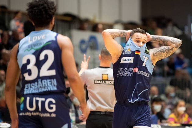 BARMER 2. Basketball Bundesliga ProA Saison 2021 2022 Spieltag 4 am 10.10.2021 Medipolis SC Jena vs Eisbären Bremerhaven rechts: Konstantin Konga (Bremerhaven) ärgert sich, Portrait Sparkassen Arena
