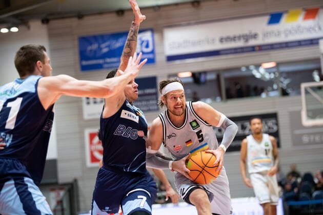 Sport Bilder des Tages BARMER 2. Basketball Bundesliga ProA Saison 2021 2022 Spieltag 4 am 10.10.2021 Medipolis SC Jena vs Eisbären Bremerhaven v.re. Nico Brauner (Jena) am Ball gegen Konstantin Konga (Bremerhaven) Sparkassen Arena