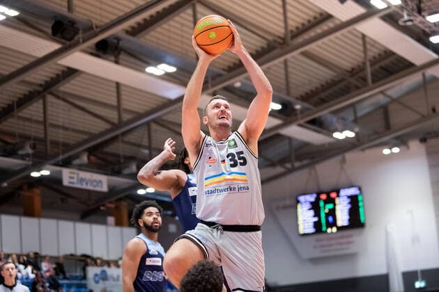 BARMER 2. Basketball Bundesliga ProA Saison 2021 2022 Spieltag 4 am 10.10.2021 Medipolis SC Jena vs Eisbären Bremerhaven Stephan Haukohl (Jena) beim Wurf Sparkassen Arena