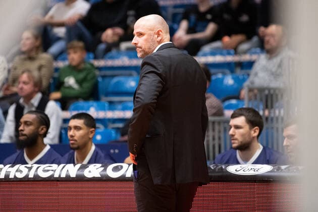 BARMER 2. Basketball Bundesliga ProA Saison 2021 2022 Spieltag 4 am 10.10.2021 Medipolis SC Jena vs Eisbären Bremerhaven Trainer Michael Mai (Bremerhaven) beobachtet gespannt das Spiel, Portrait Sparkassen Arena