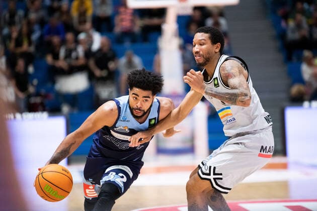BARMER 2. Basketball Bundesliga ProA Saison 2021 2022 Spieltag 4 am 10.10.2021 Medipolis SC Jena vs Eisbären Bremerhaven v.li. am Ball Carrington Love (Bremerhaven) gegen Rayshawn Simmons (Jena) Sparkassen Arena