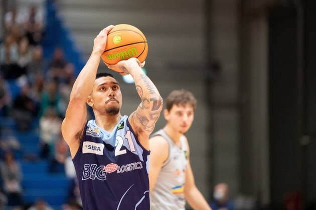 BARMER 2. Basketball Bundesliga ProA Saison 2021 2022 Spieltag 4 am 10.10.2021 Medipolis SC Jena vs Eisbären Bremerhaven Ethan Alvano (Bremerhaven) beim Freiwurf, Portrait Sparkassen Arena