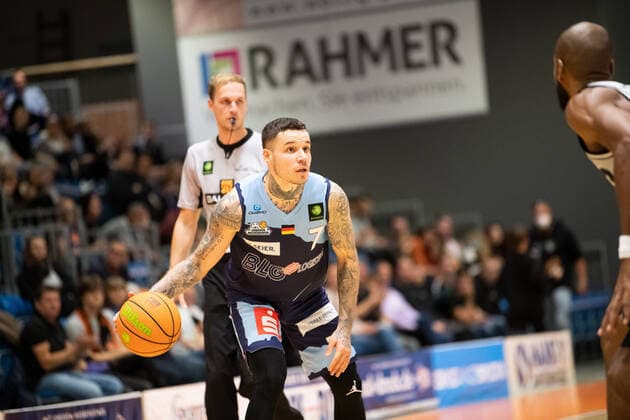 BARMER 2. Basketball Bundesliga ProA Saison 2021 2022 Spieltag 4 am 10.10.2021 Medipolis SC Jena vs Eisbären Bremerhaven v.li. Konstantin Konga (Bremerhaven) am Ball gegen Brandon Thomas (Jena) Sparkassen Arena