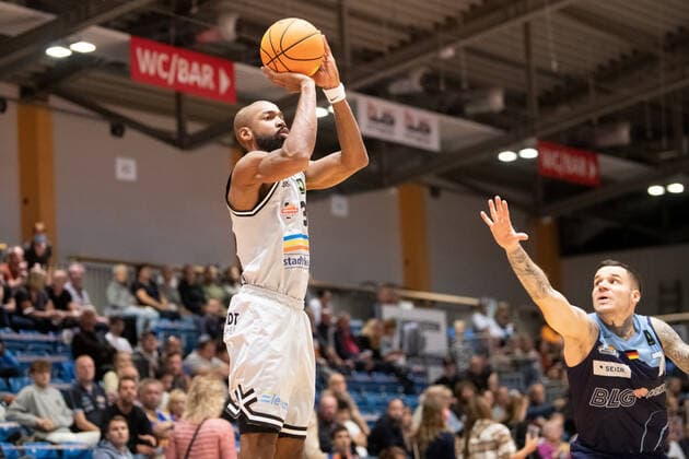 BARMER 2. Basketball Bundesliga ProA Saison 2021 2022 Spieltag 4 am 10.10.2021 Medipolis SC Jena vs Eisbären Bremerhaven v.li. Brandon Thomas (Jena) beim Wurf gegen Konstantin Klein (Bremerhaven) Sparkassen Arena
