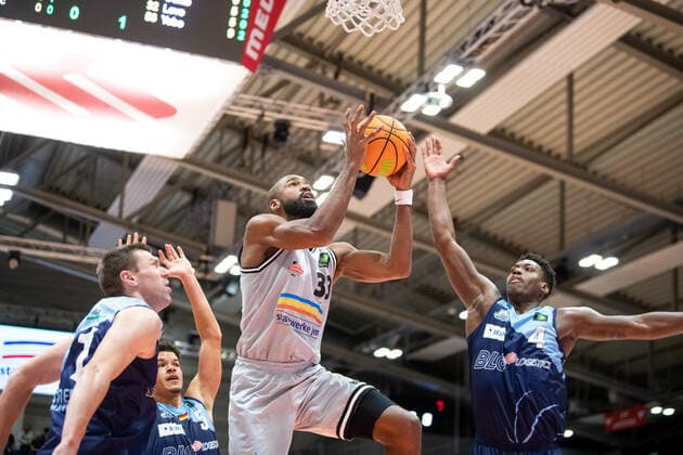 BARMER 2. Basketball Bundesliga ProA Saison 2021 2022 Spieltag 4 am 10.10.2021 Medipolis SC Jena vs Eisbären Bremerhaven Mitte: Brandon Thomas (Jena) beim Wurf gegen links Robert Oehle (Bremerhaven) und rechts Armani Moore (Bremerhaven) Sparkassen Arena