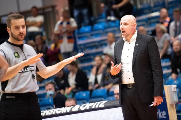 BARMER 2. Basketball Bundesliga ProA Saison 2021 2022 Spieltag 4 am 10.10.2021 Medipolis SC Jena vs Eisbären Bremerhaven rechts: Trainer Michael Mai (Bremerhaven) in der Diskussion mit dem Schiedsrichter, Portrait Sparkassen Arena