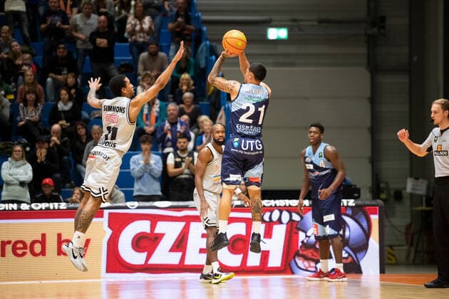 BARMER 2. Basketball Bundesliga ProA Saison 2021 2022 Spieltag 4 am 10.10.2021 Medipolis SC Jena vs Eisbären Bremerhaven v.re. beim 3er Ethan Alvano (Bremerhaven) gegen Rayshawn Simmons (Jena) Sparkassen Arena