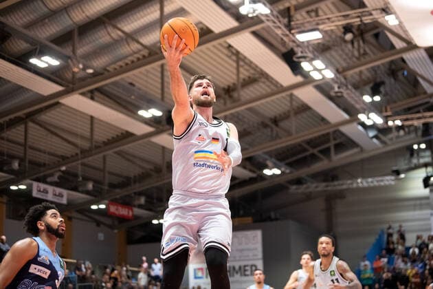 BARMER 2. Basketball Bundesliga ProA Saison 2021 2022 Spieltag 4 am 10.10.2021 Medipolis SC Jena vs Eisbären Bremerhaven Mitte: Julius Wolf (Jena) beim Korbleger Sparkassen Arena
