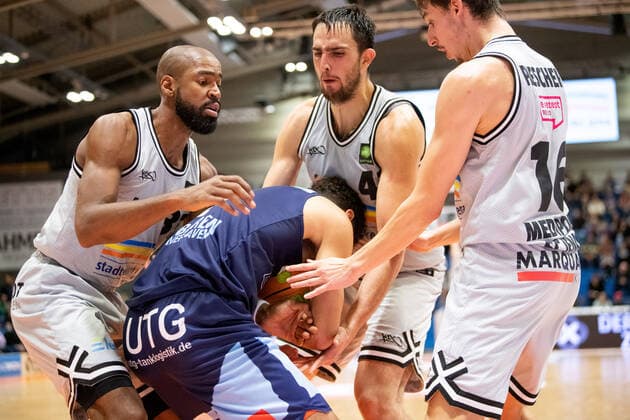 BARMER 2. Basketball Bundesliga ProA Saison 2021 2022 Spieltag 4 am 10.10.2021 Medipolis SC Jena vs Eisbären Bremerhaven Mitte: Konstantin Konga (Bremerhaven) mit Ball und Kopf nach unten gegen drei Gegenspieler v.li. Brandon Thomas, Alexander Herrera und Moritz Plescher, alle Jena Sparkassen Arena