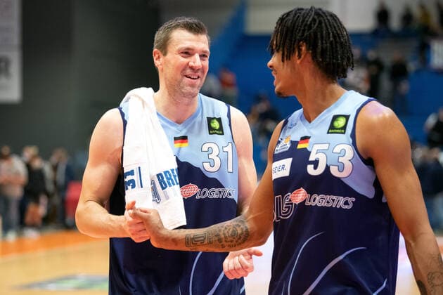 BARMER 2. Basketball Bundesliga ProA Saison 2021 2022 Spieltag 4 am 10.10.2021 Medipolis SC Jena vs Eisbären Bremerhaven v.li. sehr zufrieden nach dem Sieg in Jena Robert Oehle (Bremerhaven) und Teamkollege Kevin Yebo Sparkassen Arena