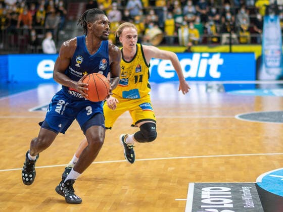 Jaleen Smith (Alba Berlin, 03), Lukas Herzog (MHP Riesen Ludwigsburg, 11), MHP Riesen vs. Alba Berlin, Basketball, Bundesliga, easyCredit BBL, 3. Spieltag, Spielzeit 2021 2022, 10.10.2021, MHP Riesen vs. Alba Berlin, Basketball, Bundesliga, easyCredit BBL, 3. Spieltag, Spielzeit 2021 2022, 10.10.2021 Ludwigsburg Copyright: xEibner-Pressefoto SaschaxWaltherx EP_swa