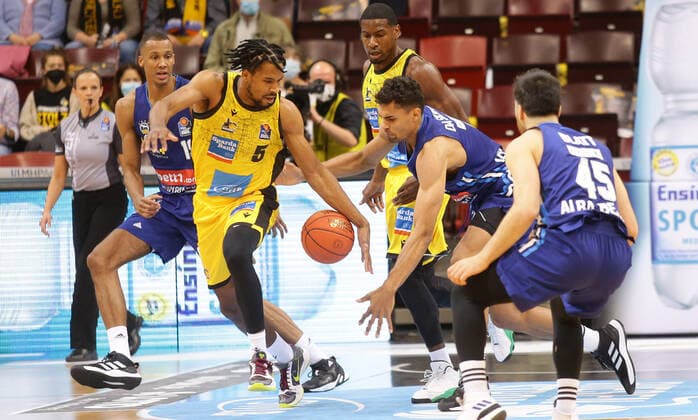 Ludwigsburg , Basketball easycredit BBL Bundesliga . MHP Riesen Ludwigsburg vs. Alba Berlin , von links: Justin Simon ( Riesen ) Oscar da Silva ( Alba )