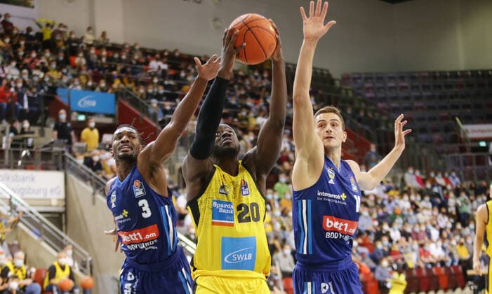 Ludwigsburg , Basketball easycredit BBL Bundesliga . MHP Riesen Ludwigsburg vs. Alba Berlin , von links: Jaleen Smith ( Alba ) Rawle Alkin ( Riesen ) Tim Schneider ( Alba )