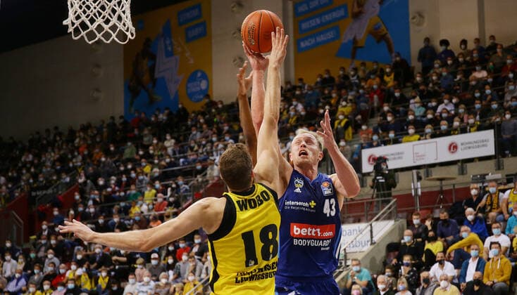 Ludwigsburg , Basketball easycredit BBL Bundesliga . MHP Riesen Ludwigsburg vs. Alba Berlin , von links: Jonas Wohlfarth-Bottermann ( Riesen ) Luke Sikma ( Alba )