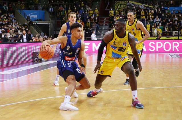 Ludwigsburg , Basketball easycredit BBL Bundesliga . MHP Riesen Ludwigsburg vs. Alba Berlin , von links: Maodo Lo ( Alba ) Rawle Alkins ( Riesen )