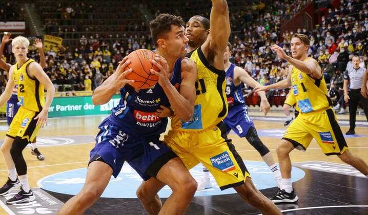 Ludwigsburg , Basketball easycredit BBL Bundesliga . MHP Riesen Ludwigsburg vs. Alba Berlin , von links: Oscar das Silva ( Alba ) Tremmell Darden ( Riesen )