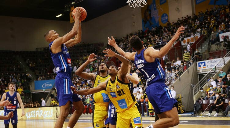 Ludwigsburg , Basketball easycredit BBL Bundesliga . MHP Riesen Ludwigsburg vs. Alba Berlin , von links: Louis Olinde ( Alba ) Tremmell Darden ( Riesen ) Oscar da Silva ( Alba )