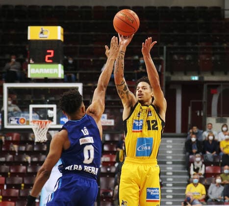 V.li. Lo Maodo (Berlin), Jonah Radebaugh (Riesen) . MHP Riesen Ludwigsburg vs.Alba Berlin . Basketball-Bundesliga 2021-2022. Ludwigsburg , GER, 10.10.2021,