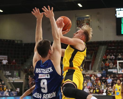 V.li. Jonas Mattisseck (Berlin), Lukas Herzog (Riesen) . MHP Riesen Ludwigsburg vs.Alba Berlin . Basketball-Bundesliga 2021-2022. Ludwigsburg , GER, 10.10.2021,