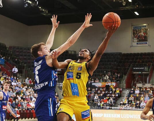 V.li. Malte Delow (Berlin), Justin Simon (Riesen) . MHP Riesen Ludwigsburg vs.Alba Berlin . Basketball-Bundesliga 2021-2022. Ludwigsburg , GER, 10.10.2021,