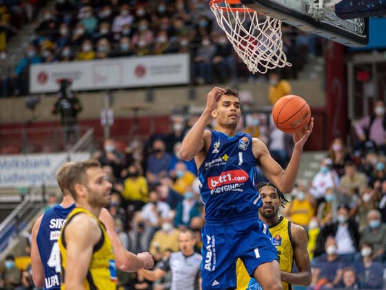 Sport Bilder des Tages Jonas Wahlfarth-Bottermann (MHP Riesen Ludwigsburg, 18), Oscar DA Silva (Alba Berlin, 01), MHP Riesen vs. Alba Berlin, Basketball, Bundesliga, easyCredit BBL, 3. Spieltag, Spielzeit 2021 2022, 10.10.2021, MHP Riesen vs. Alba Berlin, Basketball, Bundesliga, easyCredit BBL, 3. Spieltag, Spielzeit 2021 2022, 10.10.2021 Ludwigsburg Copyright: xEibner-Pressefoto SaschaxWaltherx EP_swa