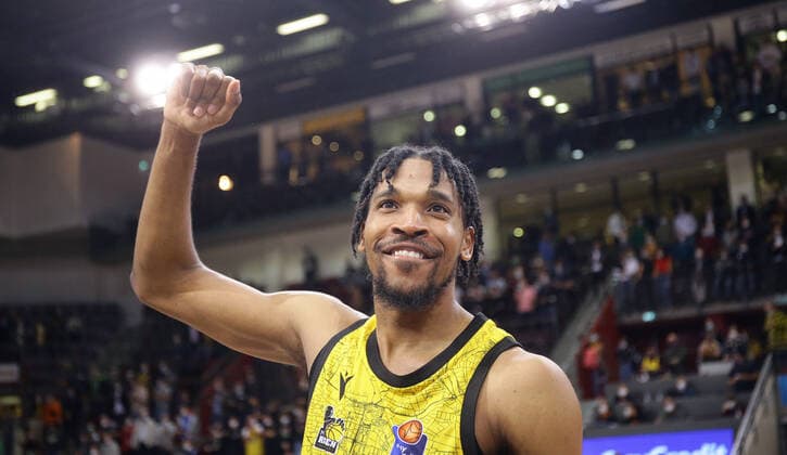 Sport Bilder des Tages Ludwigsburg , Basketball easycredit BBL Bundesliga . MHP Riesen Ludwigsburg vs. Alba Berlin , Justin Simon ( Riesen )