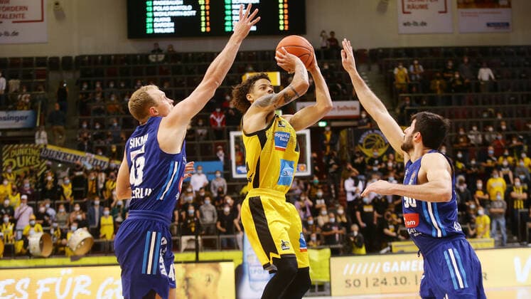 Ludwigsburg , Basketball easycredit BBL Bundesliga . MHP Riesen Ludwigsburg vs. Alba Berlin , Luke Sikma ( Alba ) Jonah Radebaugh ( Riesen ) Yovel Zoosman ( Alba )