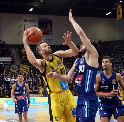 Jonas Wohlfarth-Bottermann (Riesen) , Yovel Zoosmann (Berlin) . MHP Riesen Ludwigsburg vs.Alba Berlin . Basketball-Bundesliga 2021-2022. Ludwigsburg , GER, 10.10.2021,