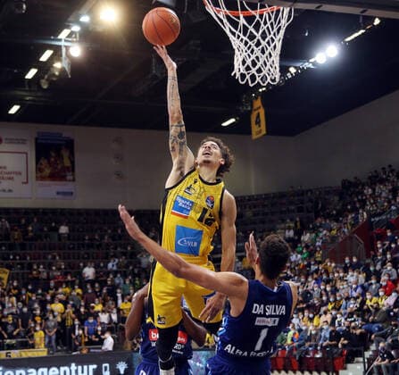 V.li.Yorman Polas Bartolo (Riesen) , Oscar Da Silva (Berlin) . MHP Riesen Ludwigsburg vs.Alba Berlin . Basketball-Bundesliga 2021-2022. Ludwigsburg , GER, 10.10.2021,
