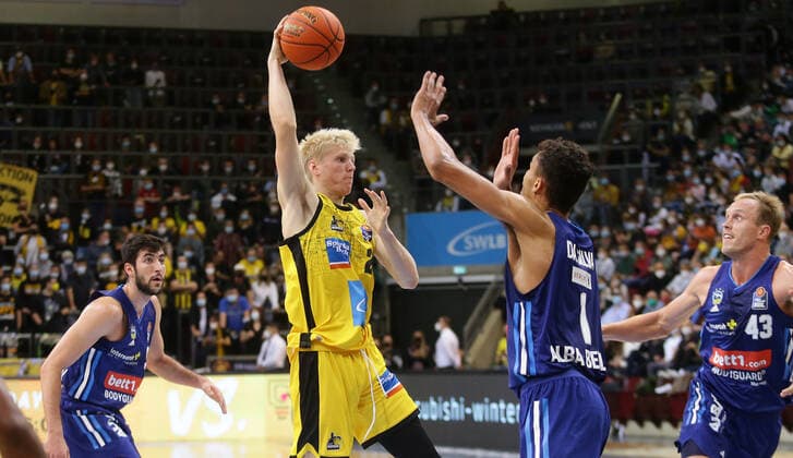 Ludwigsburg , Basketball easycredit BBL Bundesliga . MHP Riesen Ludwigsburg vs. Alba Berlin , von links: Jacob patrick ( Riesen ) Oscar da Silva ( Alba )