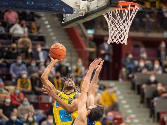 Sport Bilder des Tages Justin Simon (MHP Riesen Ludwigsburg, 05), Jonas Mattissek(Alba Berlin, 05), MHP Riesen vs. Alba Berlin, Basketball, Bundesliga, easyCredit BBL, 3. Spieltag, Spielzeit 2021 2022, 10.10.2021, MHP Riesen vs. Alba Berlin, Basketball, Bundesliga, easyCredit BBL, 3. Spieltag, Spielzeit 2021 2022, 10.10.2021 Ludwigsburg Copyright: xEibner-Pressefoto SaschaxWaltherx EP_swa
