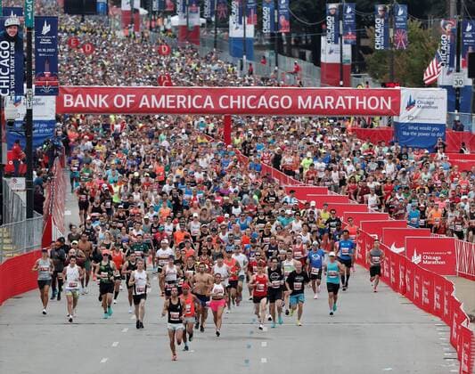 Bilder des Jahres 2021, Sport 10 Oktober Sport Themen der Woche KW40 Sport Bilder des Tages October 10, 2021, Chicago, Illinois, U.S: The 43rd Bank of America Chicago Marathon kicks off as thousands of runners northbound on Columbus Drive on an usually warm day with highs expected to reach 82 degrees, Sunday October 10, 2021. An estimated 35,000 people participating in the 26.2 miles of flat even course which runs through out various neighborhoods from downtown to many surrounding communities in Chicago. Chicago U.S. - ZUMAr148 0138115856st Copyright: xPatxA.xRobinsonx