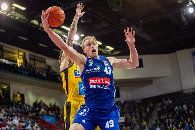 Luke Sikma (ALBA Berlin 43) verdeckt: Jonah Radebaugh (MHP RIESEN Ludwigsburg 12) beim BBL-Spiel: MHP Riesen Ludwigsburg - ALBA Berlin am 10.10.2021 in Ludwigsburg (MHPArena) Deutschland Ludwigsburg. 10.10.21 Basketball , 10.10.2021, Ludwigsburg (Deutschland)