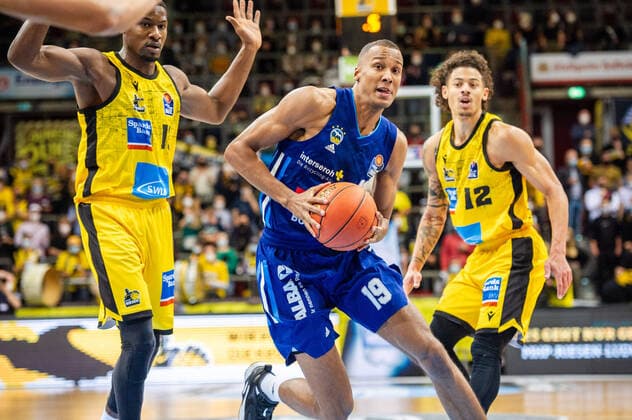 Louis Olinde (ALBA Berlin 19) Yorman Polas Bartolo (MHP RIESEN Ludwigsburg 13) Jonah Radebaugh (MHP RIESEN Ludwigsburg 12) beim BBL-Spiel: MHP Riesen Ludwigsburg - ALBA Berlin am 10.10.2021 in Ludwigsburg (MHPArena) Deutschland Ludwigsburg. 10.10.21 Basketball , 10.10.2021, Ludwigsburg (Deutschland)