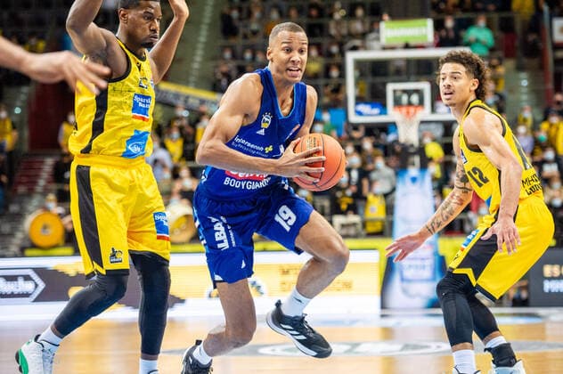 Louis Olinde (ALBA Berlin 19) Yorman Polas Bartolo (MHP RIESEN Ludwigsburg 13) Jonah Radebaugh (MHP RIESEN Ludwigsburg 12) beim BBL-Spiel: MHP Riesen Ludwigsburg - ALBA Berlin am 10.10.2021 in Ludwigsburg (MHPArena) Deutschland Ludwigsburg. 10.10.21 Basketball , 10.10.2021, Ludwigsburg (Deutschland)