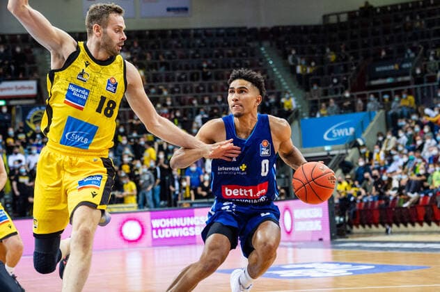 Maodo Lo (ALBA Berlin 0) Jonas Wohlfarth-Bottermann (MHP RIESEN Ludwigsburg 18) beim BBL-Spiel: MHP Riesen Ludwigsburg - ALBA Berlin am 10.10.2021 in Ludwigsburg (MHPArena) Deutschland Ludwigsburg. 10.10.21 Basketball , 10.10.2021, Ludwigsburg (Deutschland)