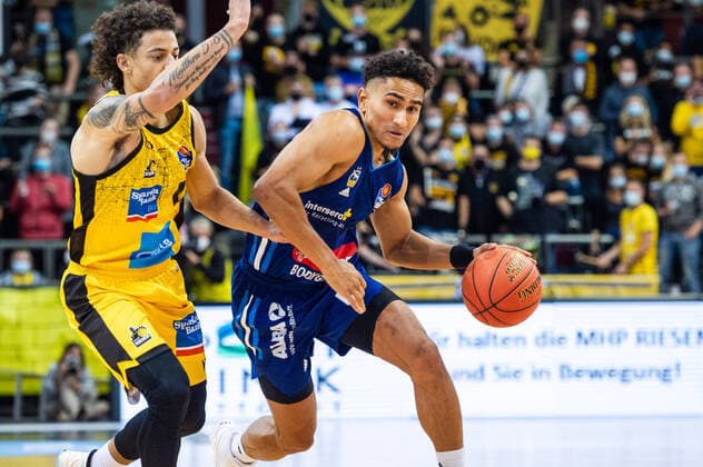 Maodo Lo (ALBA Berlin 0) Jonah Radebaugh (MHP RIESEN Ludwigsburg 12) beim BBL-Spiel: MHP Riesen Ludwigsburg - ALBA Berlin am 10.10.2021 in Ludwigsburg (MHPArena) Deutschland Ludwigsburg. 10.10.21 Basketball , 10.10.2021, Ludwigsburg (Deutschland)