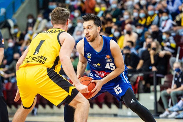 Tamir Blatt (ALBA Berlin 45) Jordan Hulls (MHP RIESEN Ludwigsburg 1) beim BBL-Spiel: MHP Riesen Ludwigsburg - ALBA Berlin am 10.10.2021 in Ludwigsburg (MHPArena) Deutschland Ludwigsburg. 10.10.21 Basketball , 10.10.2021, Ludwigsburg (Deutschland)