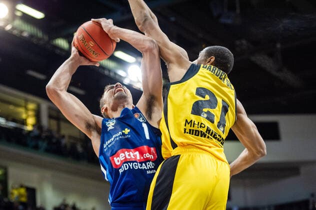 Oscar Da Silva (ALBA Berlin 1) Tremmell Darden (MHP RIESEN Ludwigsburg 21) beim BBL-Spiel: MHP Riesen Ludwigsburg - ALBA Berlin am 10.10.2021 in Ludwigsburg (MHPArena) Deutschland Ludwigsburg. 10.10.21 Basketball , 10.10.2021, Ludwigsburg (Deutschland)
