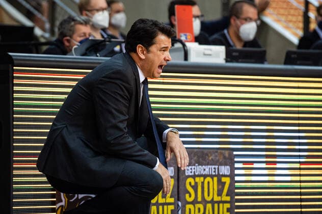 Israel Gonzalez (Headcoach ALBA Berlin) Schrei beim BBL-Spiel: MHP Riesen Ludwigsburg - ALBA Berlin am 10.10.2021 in Ludwigsburg (MHPArena) Deutschland Ludwigsburg. 10.10.21 Basketball , 10.10.2021, Ludwigsburg (Deutschland)