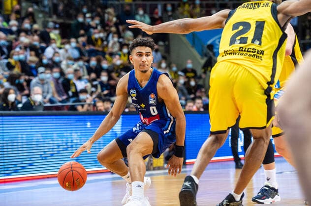 Maodo Lo (ALBA Berlin 0) Tremmell Darden (MHP RIESEN Ludwigsburg 21) beim BBL-Spiel: MHP Riesen Ludwigsburg - ALBA Berlin am 10.10.2021 in Ludwigsburg (MHPArena) Deutschland Ludwigsburg. 10.10.21 Basketball , 10.10.2021, Ludwigsburg (Deutschland)