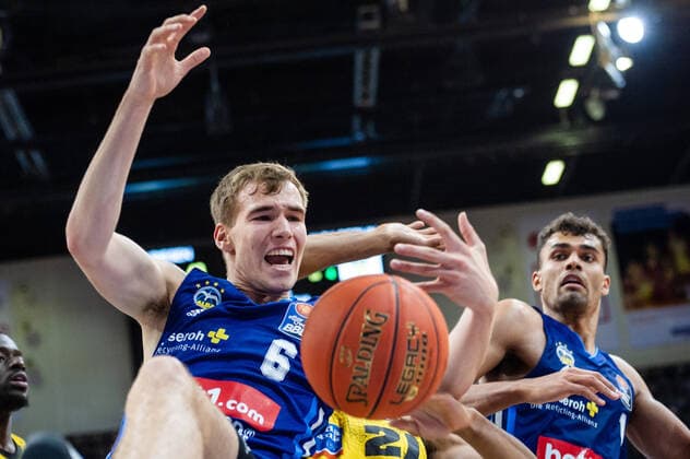 Malte Delow (ALBA Berlin 6) Oscar Da Silva (ALBA Berlin 1) entwischter Basketball beim BBL-Spiel: MHP Riesen Ludwigsburg - ALBA Berlin am 10.10.2021 in Ludwigsburg (MHPArena) Deutschland Ludwigsburg. 10.10.21 Basketball , 10.10.2021, Ludwigsburg (Deutschland)