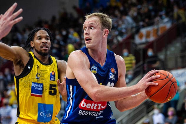 Luke Sikma (ALBA Berlin 43) Justin Simon (MHP RIESEN Ludwigsburg 5) beim BBL-Spiel: MHP Riesen Ludwigsburg - ALBA Berlin am 10.10.2021 in Ludwigsburg (MHPArena) Deutschland Ludwigsburg. 10.10.21 Basketball , 10.10.2021, Ludwigsburg (Deutschland)