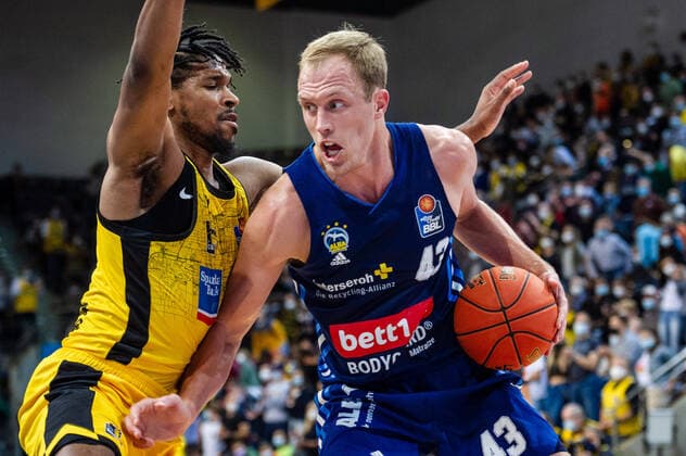Luke Sikma (ALBA Berlin 43) Justin Simon (MHP RIESEN Ludwigsburg 5) beim BBL-Spiel: MHP Riesen Ludwigsburg - ALBA Berlin am 10.10.2021 in Ludwigsburg (MHPArena) Deutschland Ludwigsburg. 10.10.21 Basketball , 10.10.2021, Ludwigsburg (Deutschland)