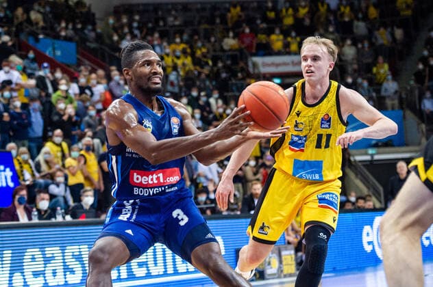 Jaleen Smith (ALBA Berlin 3) Lukas Herzog (MHP RIESEN Ludwigsburg 11) beim BBL-Spiel: MHP Riesen Ludwigsburg - ALBA Berlin am 10.10.2021 in Ludwigsburg (MHPArena) Deutschland Ludwigsburg. 10.10.21 Basketball , 10.10.2021, Ludwigsburg (Deutschland)
