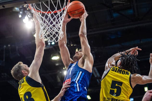 Oscar Da Silva (ALBA Berlin 1) li: Jonas Wohlfarth-Bottermann (MHP RIESEN Ludwigsburg 18) re: Justin Simon (MHP RIESEN Ludwigsburg 5) beim BBL-Spiel: MHP Riesen Ludwigsburg - ALBA Berlin am 10.10.2021 in Ludwigsburg (MHPArena) Deutschland Ludwigsburg. 10.10.21 Basketball , 10.10.2021, Ludwigsburg (Deutschland)