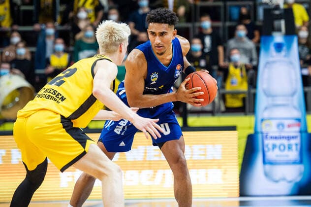 Maodo Lo (ALBA Berlin 0) Jacob Patrick (MHP RIESEN Ludwigsburg 2) beim BBL-Spiel: MHP Riesen Ludwigsburg - ALBA Berlin am 10.10.2021 in Ludwigsburg (MHPArena) Deutschland Ludwigsburg. 10.10.21 Basketball , 10.10.2021, Ludwigsburg (Deutschland)