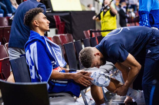Sport Bilder des Tages Verletzt: Maodo Lo (ALBA Berlin 0) Eisbeutel am Knie beim BBL-Spiel: MHP Riesen Ludwigsburg - ALBA Berlin am 10.10.2021 in Ludwigsburg (MHPArena) Deutschland Ludwigsburg. 10.10.21 Basketball , 10.10.2021, Ludwigsburg (Deutschland)